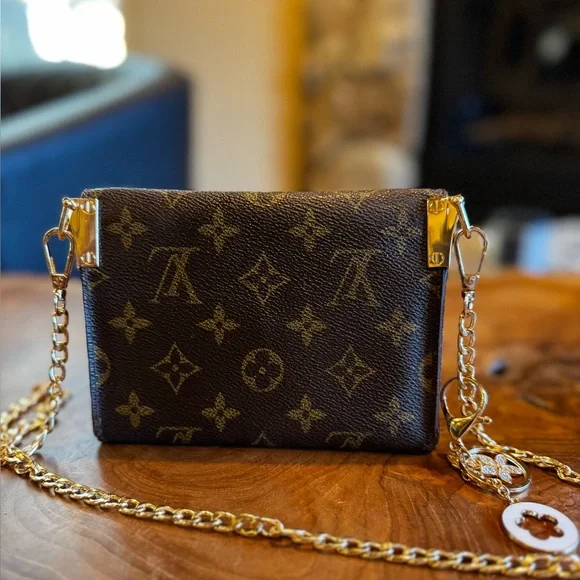 LOUIS VUITTON
Monogram Porte Tresor Etui Papiers
Wallet vintage converted - Picture 4 of 15